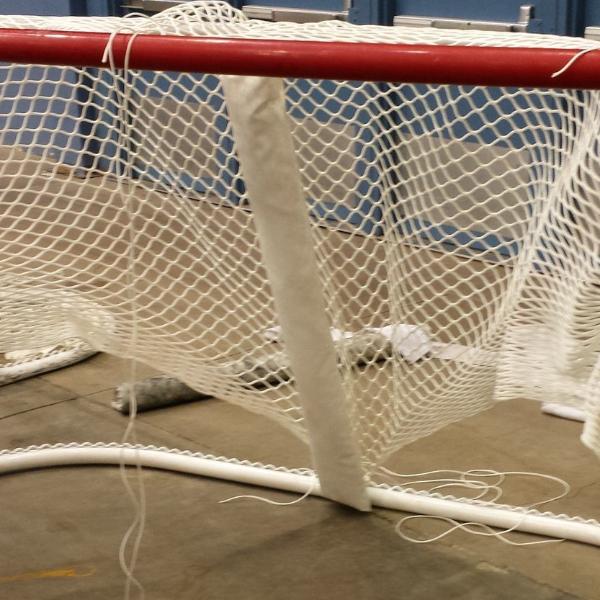 Ice hockey net center bar pad